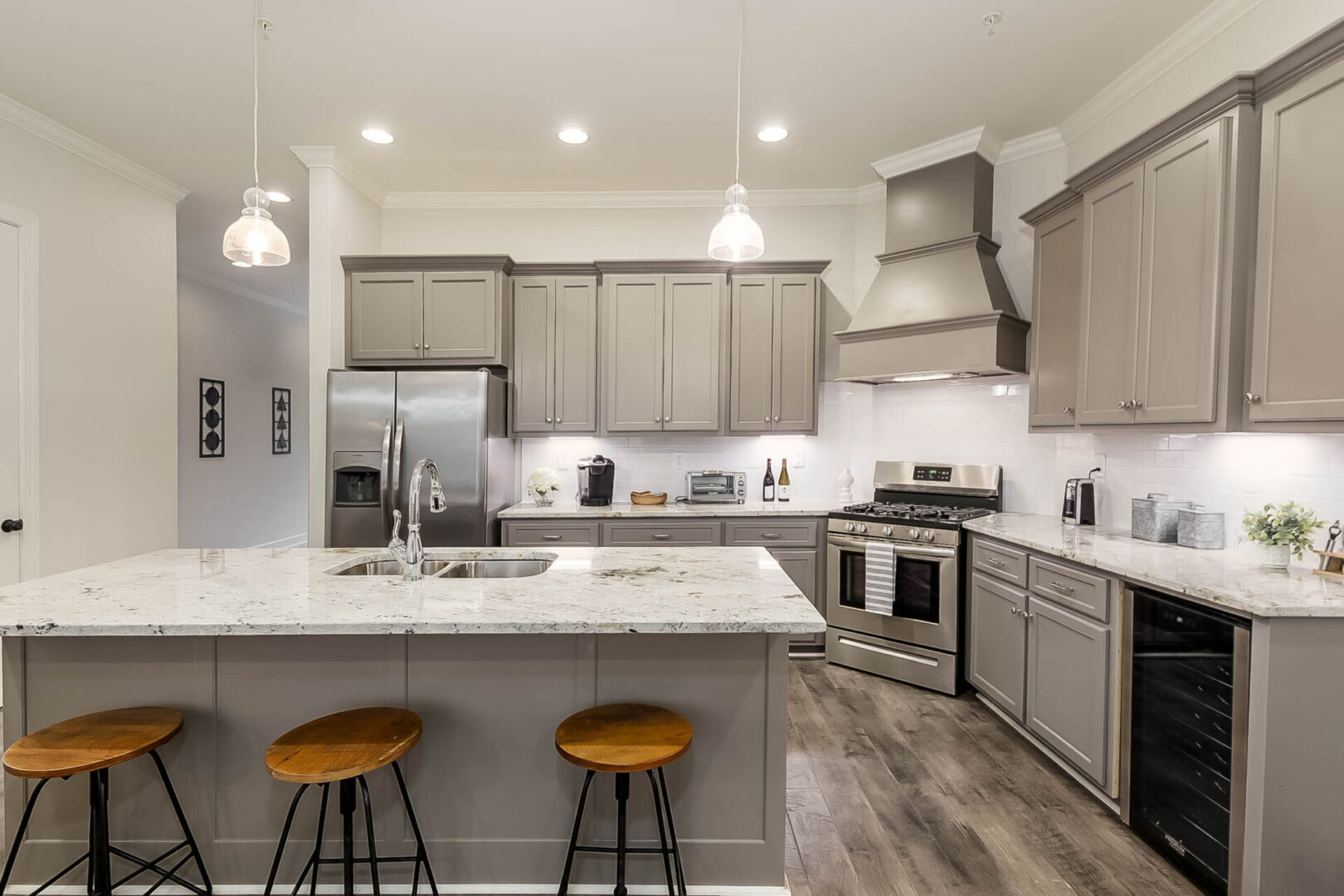 The kitchen of a townhome with an island